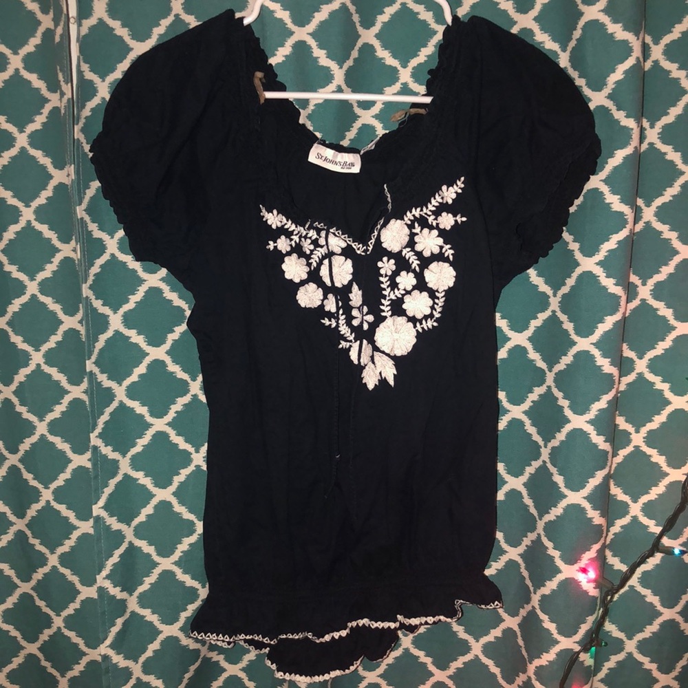 A black  short sleeve shirt